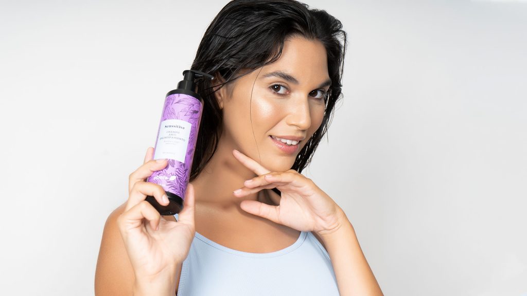 Fotografía publicitaria de modelo y producto Champú Senssitive